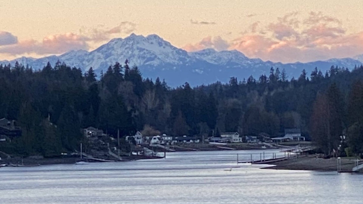 Gig Harbor House | Therapeutic Waterfront - 3BD, Beach, Kayaks, Mountain View. No cleaning fee