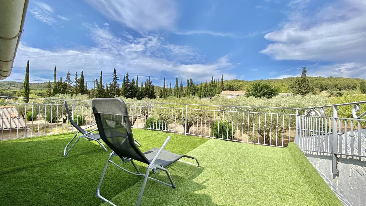 Martigues Apartment | There is the sun, the countryside and the sea.