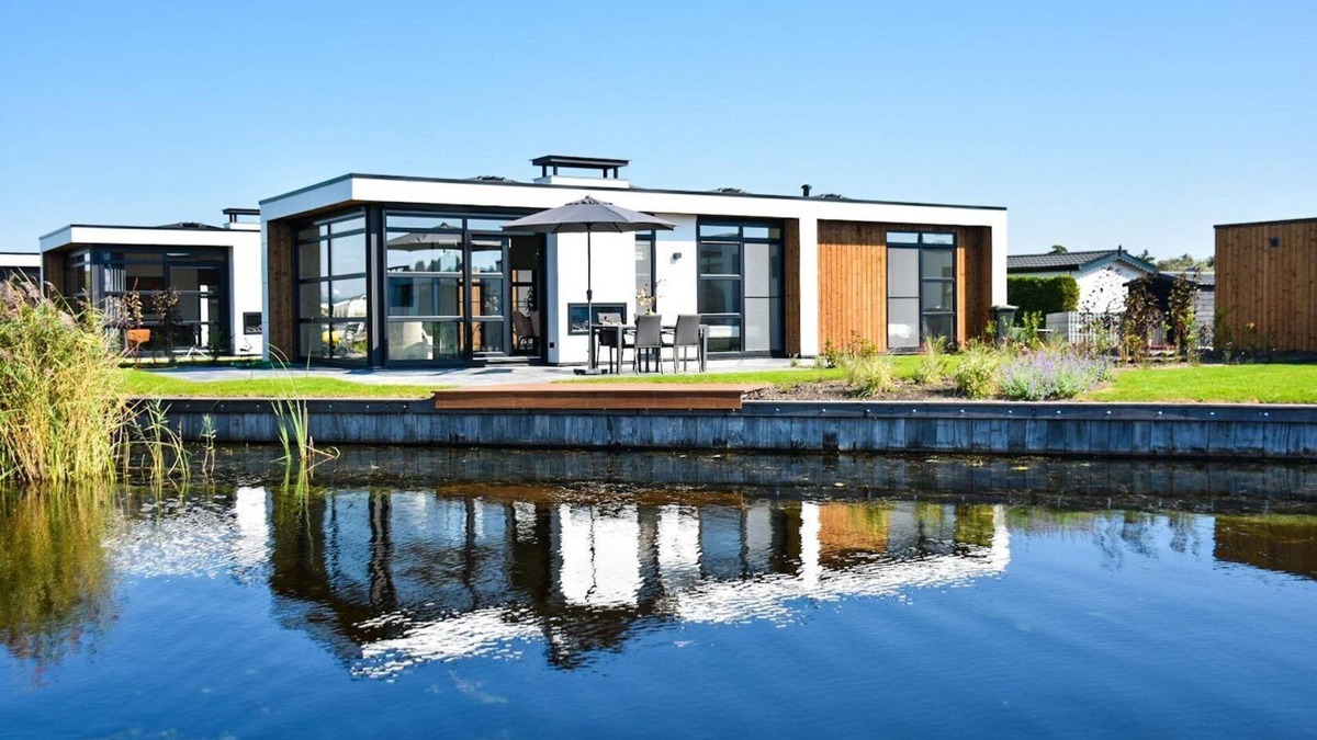 Loosdrecht House | These luxurious, nice, and detached vacation villas for 4 people all have a unique view of the water. The luxurious villa offers lots of privacy, a high comfort level, and has a spacious, hardwood outdoor deck. All ingredients to enjoy an amazing tim