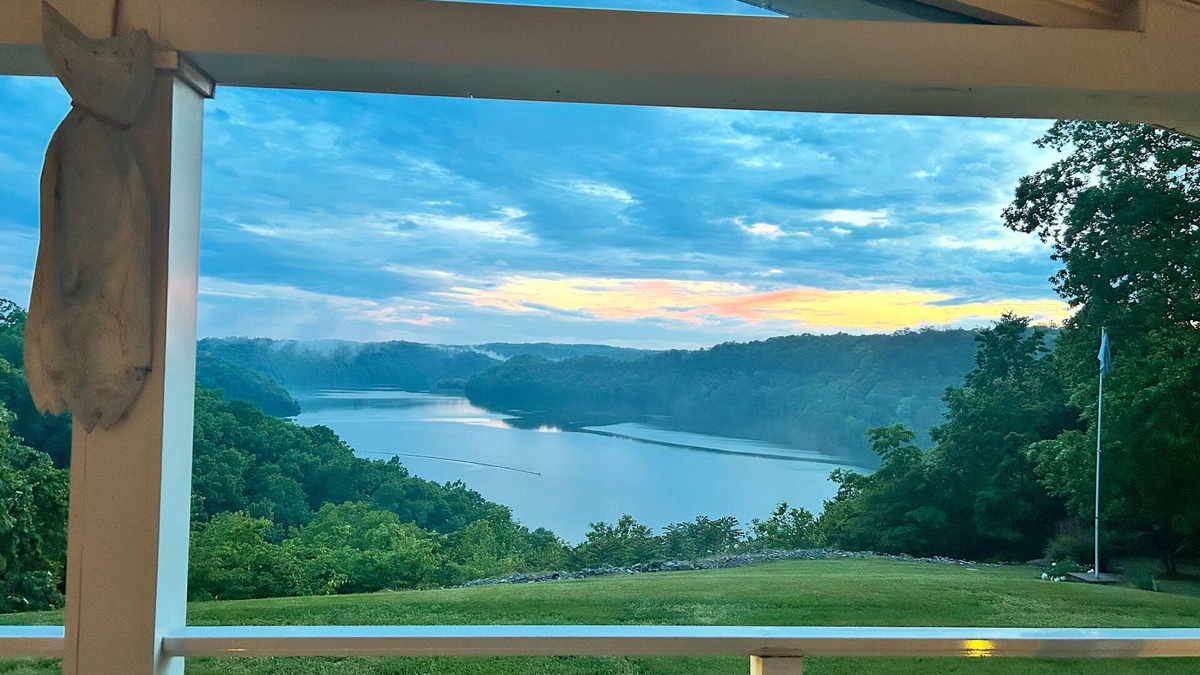 Albany House | tHidden Gem on Dale Hollow Lake– Breathtaking Views & Spacious, Secluded Comfort