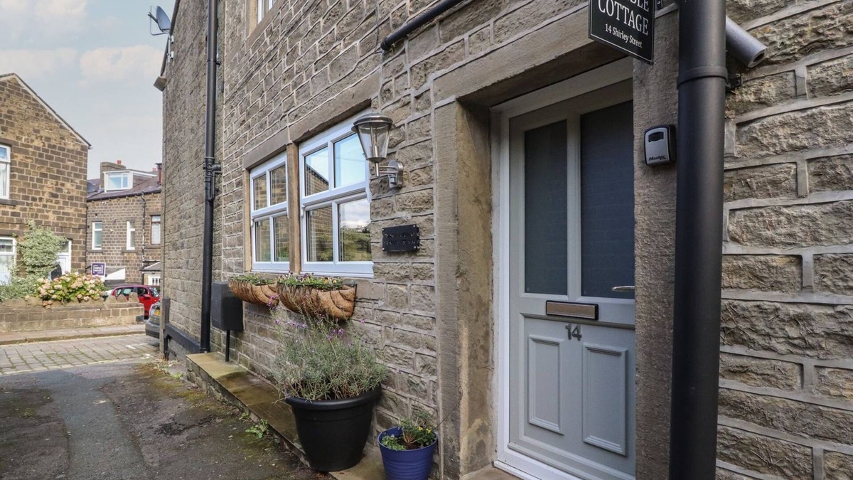 Haworth Cottage | THIMBLE COTTAGE, pet friendly, with a garden in Haworth