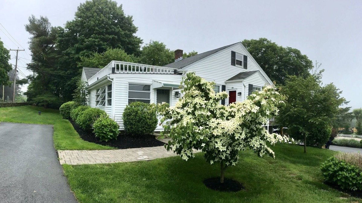 Middletown House | Third Beach Coastal Retreat - Pet-Friendly – 3Bdr-4Bed - 5min Walk to Beach
