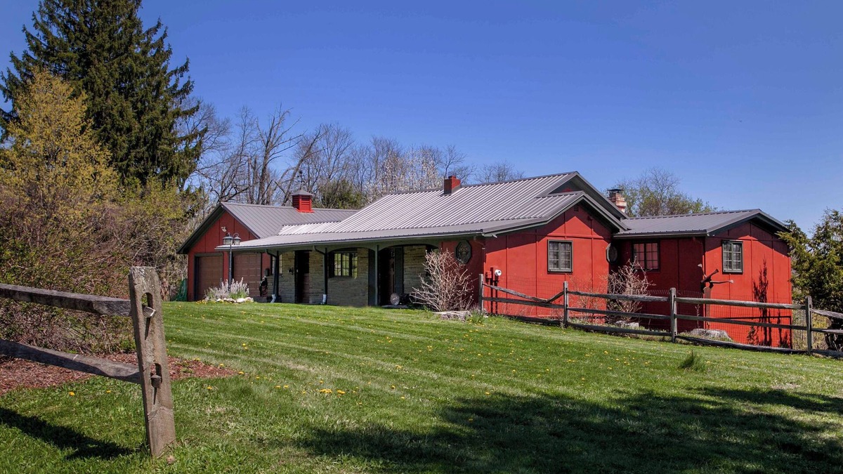 Hammondsport House | This 2 bedroom, 2 bath home is ideal for a family retreat to the Finger Lakes.