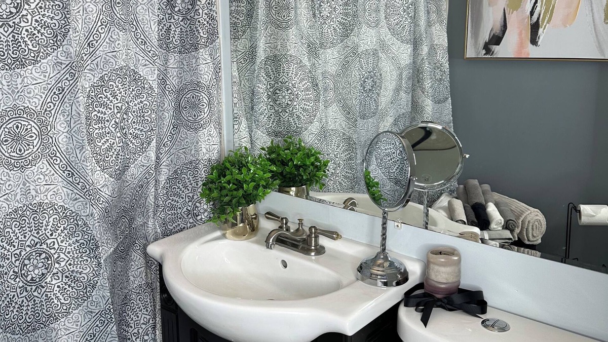 Broadview House | This 4 bedroom home is Cozy and Family friendly!