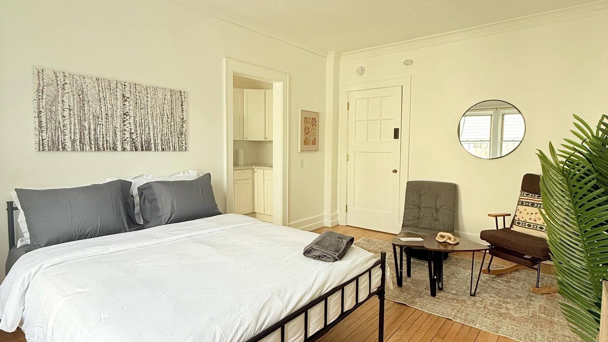 East Avenue Apartment | This apartment is a 0 bedroom(s), 1 bathrooms, located in Rochester, NY.