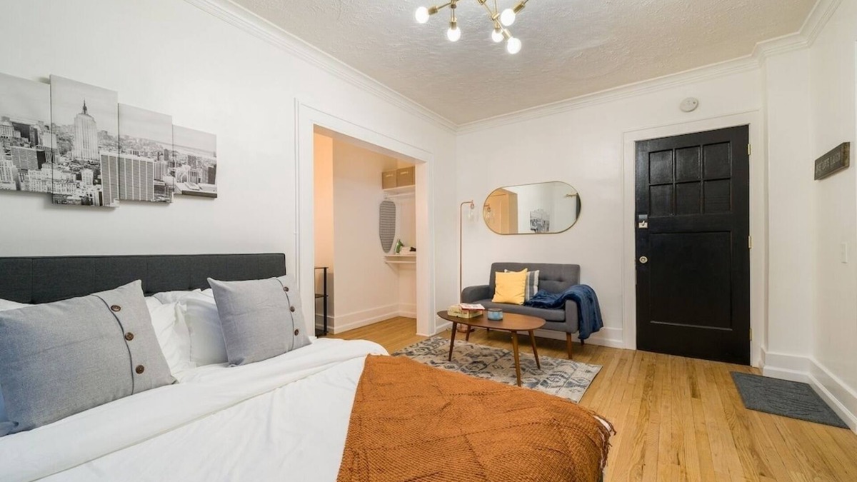 East Avenue Apartment | This apartment is a 0 bedroom(s), 1 bathrooms, located in Rochester, NY.