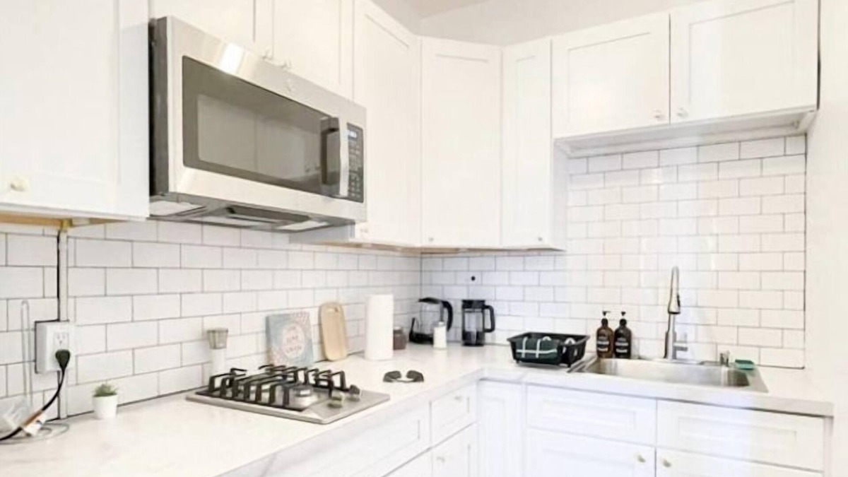 East Avenue Apartment | This apartment is a 0 bedroom(s), 1 bathrooms, located in Rochester, NY.