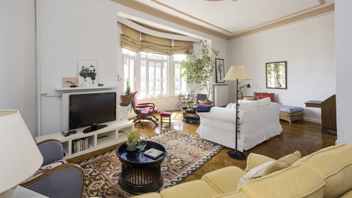 Gumussuyu Mahallesi Apartment | This apartment is a 2 bedroom(s), 1.5 bathrooms, located in Beyoğlu, İstanbul.