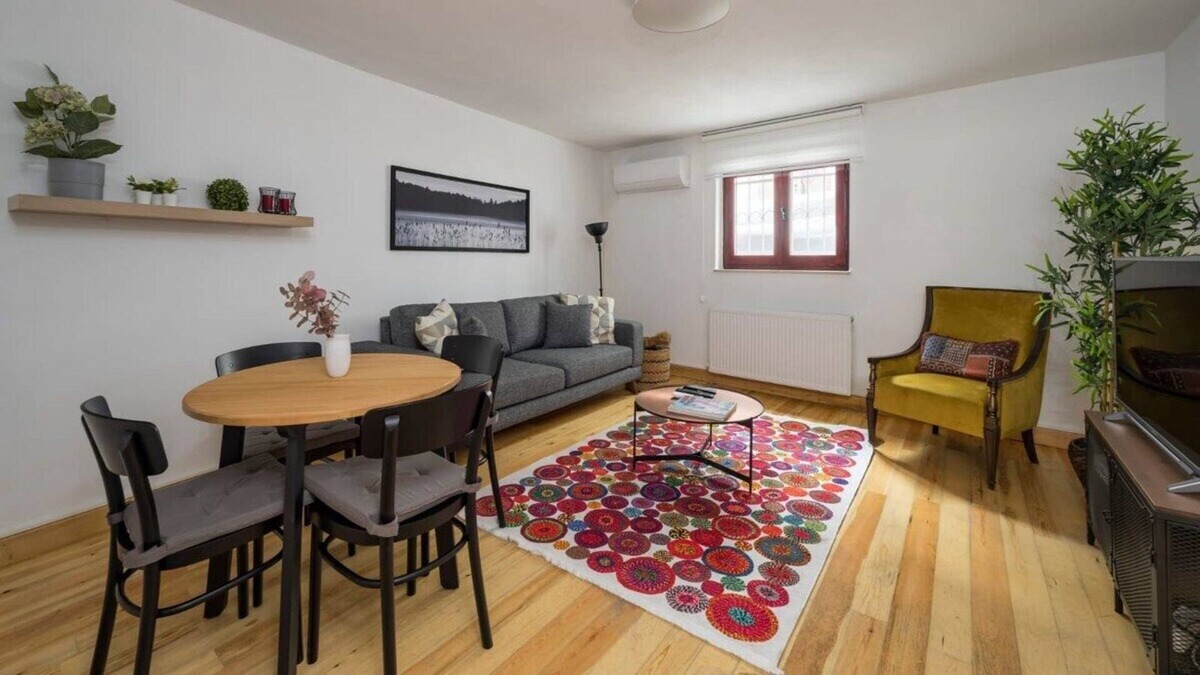 Bebek Apartment | This apartment is a 2 bedroom(s), 1 bathrooms, located in Beşiktaş, İstanbul.