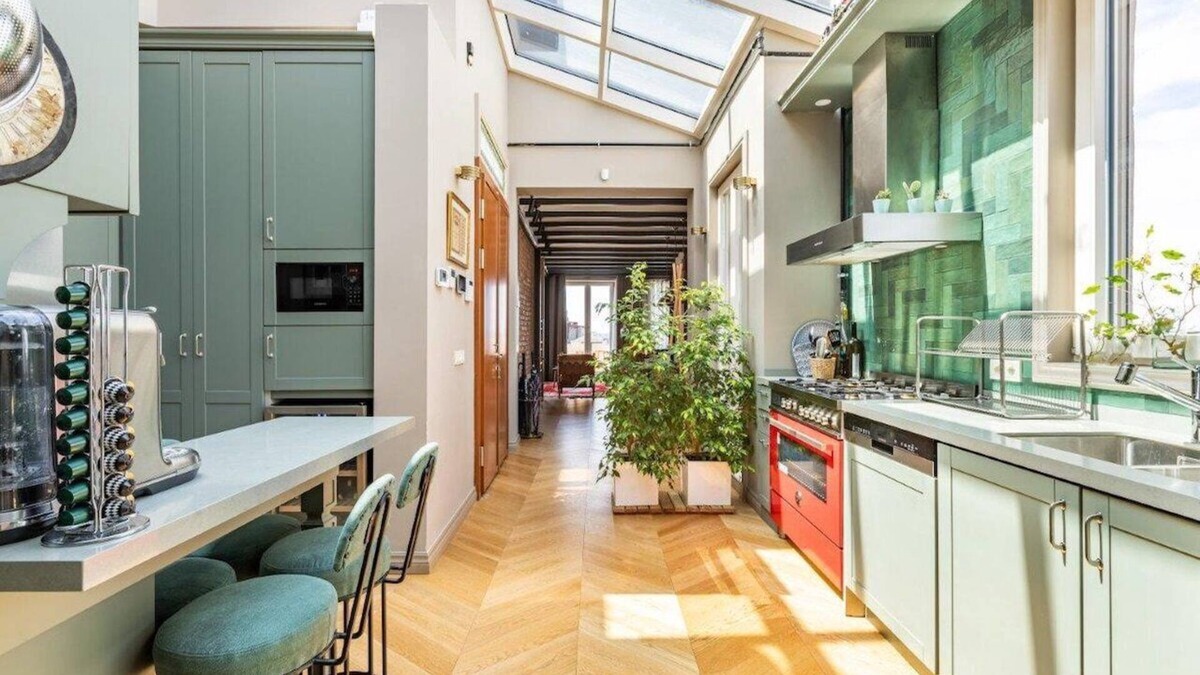 Taksim Apartment | This apartment is a 4 bedroom(s), 2.5 bathrooms, located in Beyoğlu, İstanbul.