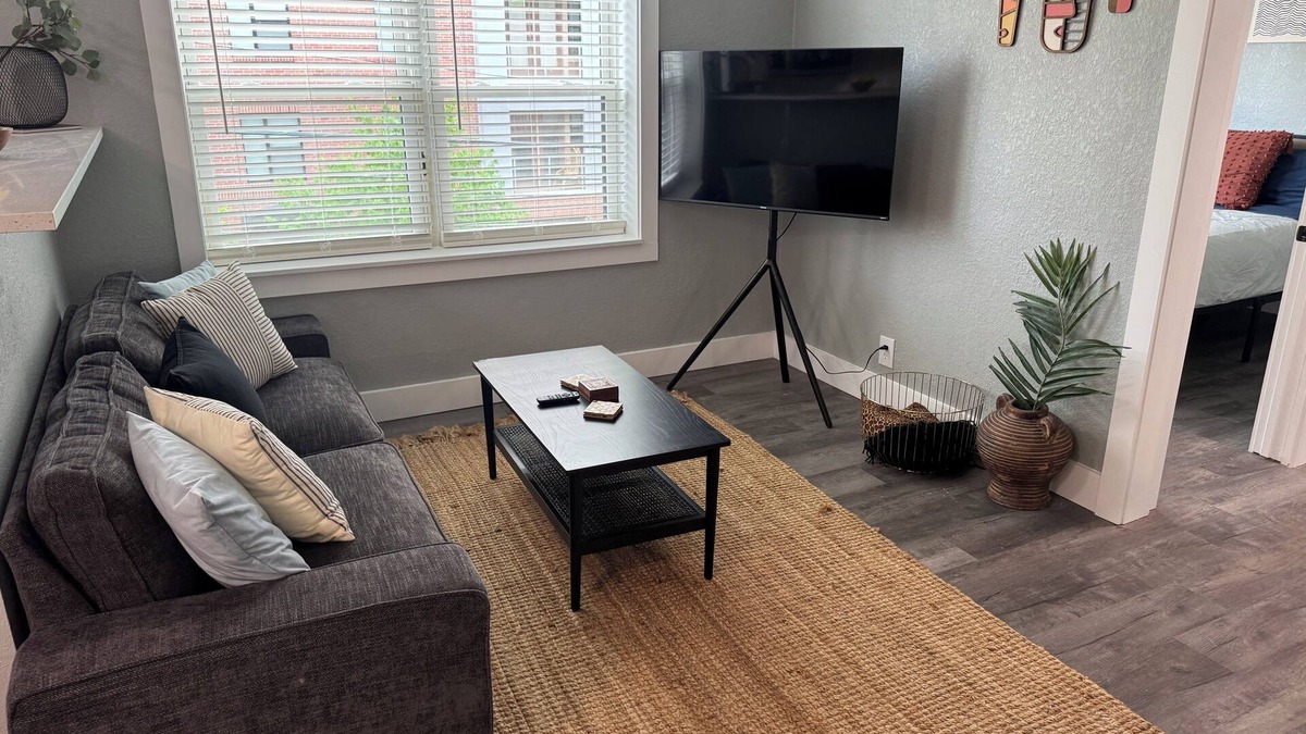 Country Club Plaza Area Apartment | This apartment is a 1 bedroom(s), 1 bathrooms, located in Kansas City, MO.