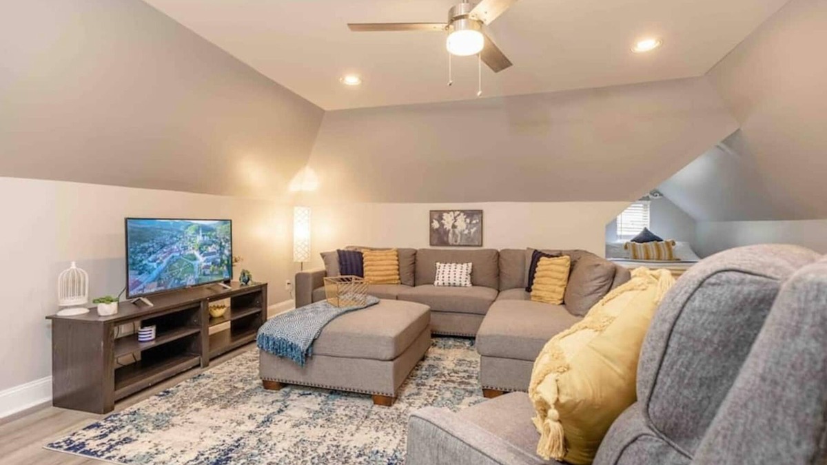 Morgantown Apartment | This apartment is a 0 bedroom(s), 1 bathrooms, located in Morgantown, WV.