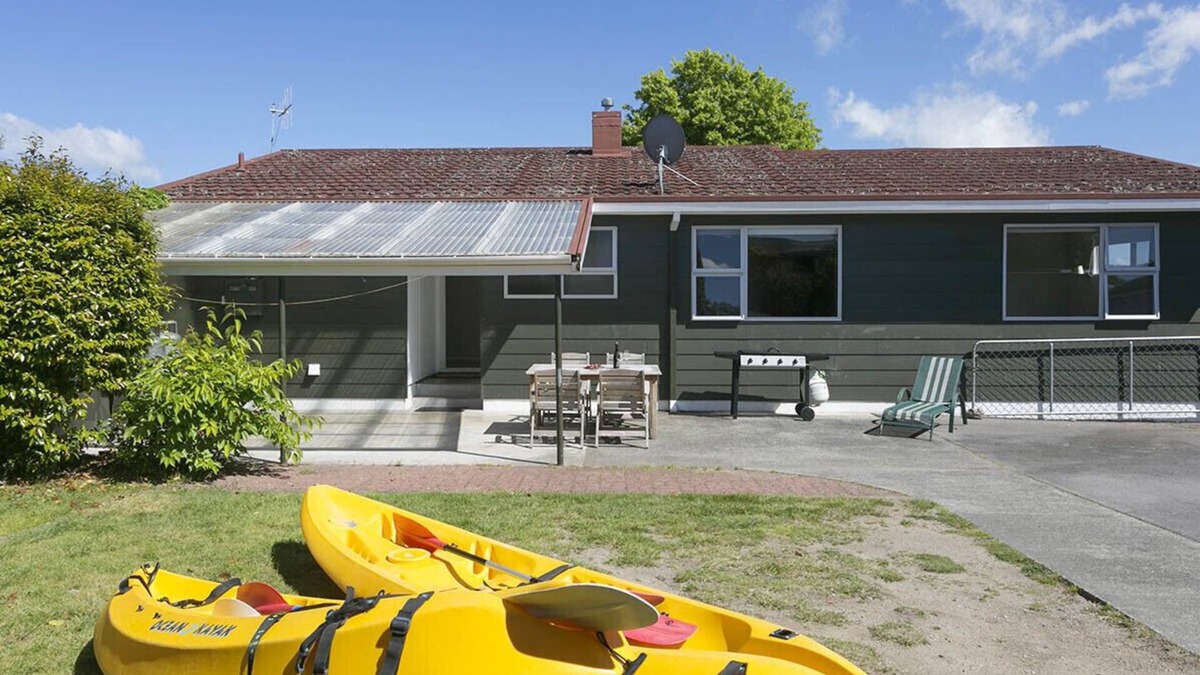 Taupo Cottage | This Bach Has it All - Rainbow Point Holiday Home
