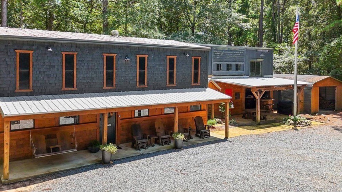 Montezuma House | This barn is a 2 bedroom(s), 2 bathrooms, located in Montezuma, GA.