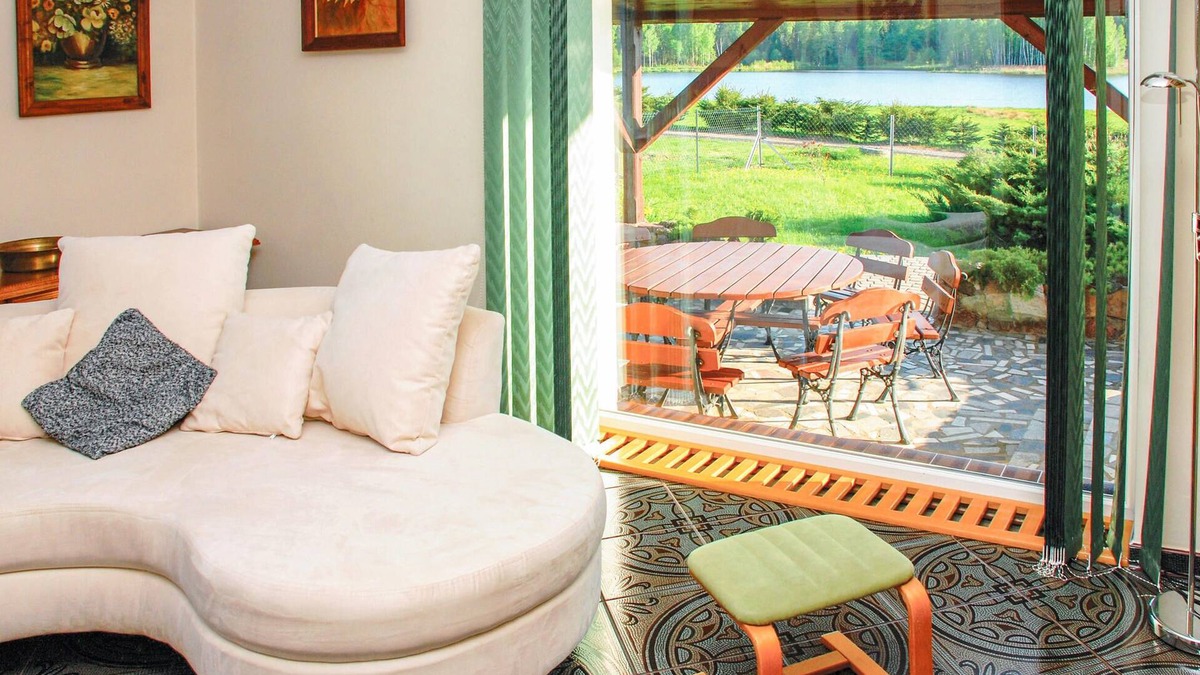 Lidzbark Warminski House | This beautiful and large holiday home is located on an enclosed plot directly on a private lake.