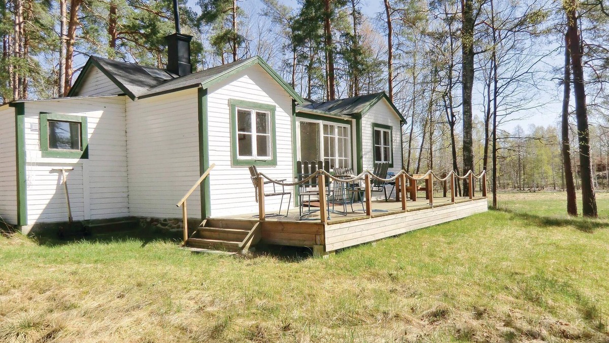 Oskarshamn House | This beautiful vacation home is located especially close to the beach and the water.