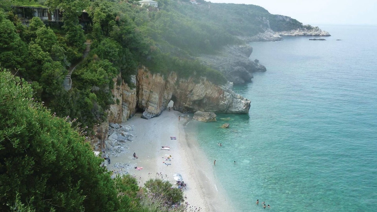 Afissos House | This beautiful villa on two floors offers two bedrooms and a large living room.