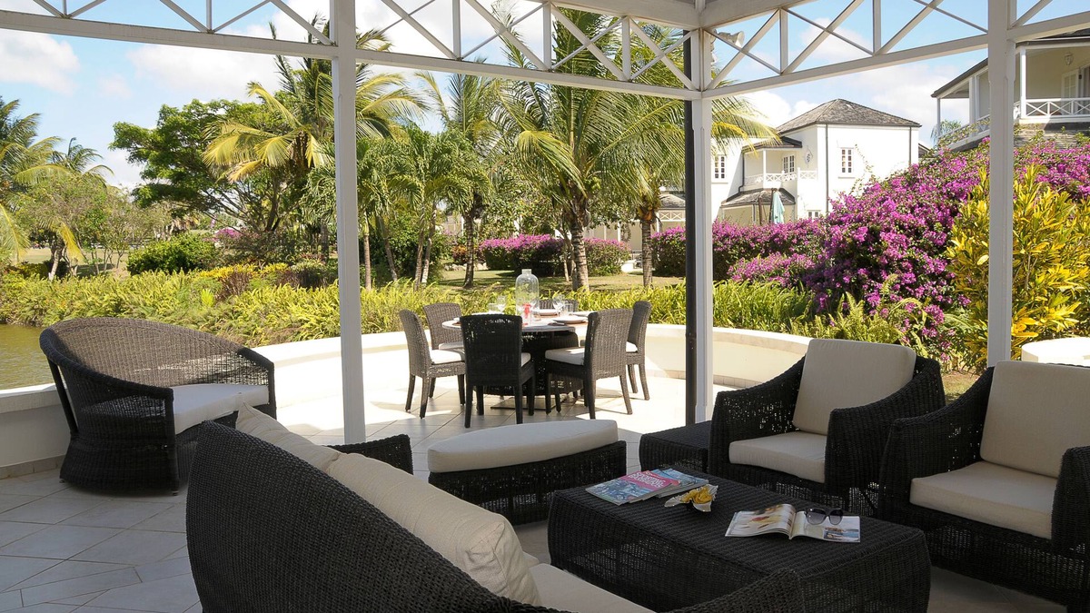 Dunscombe House | This beautifully decorated 3 Bedroom 3 bathroom Duplex Villa next to Apes Hill Polo Club