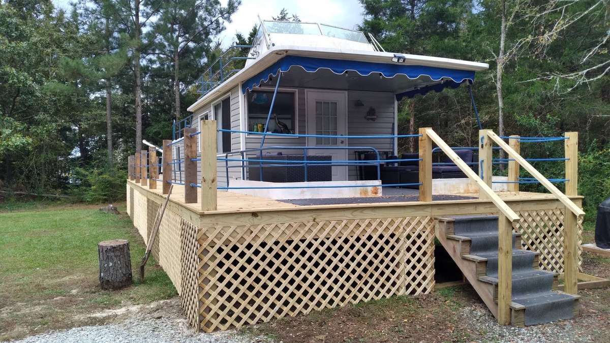 Elberton Boat Rental | This Boat Don't Float. Completely refinished and updated 50 foot Houseboat.