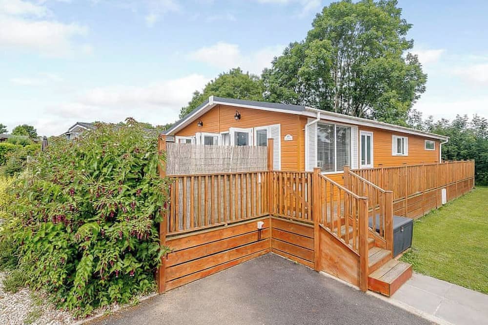 Honiton Ski Chalet | This boutique stylish lodge has one master double with en suite shower room.