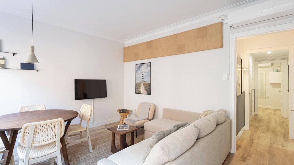 El Guinardo Apartment | This bright designed apartment is the perfect base to discover Barcelona and experience all his charms while staying in a central location. Just 20 mins walking from Sagrada Familia.