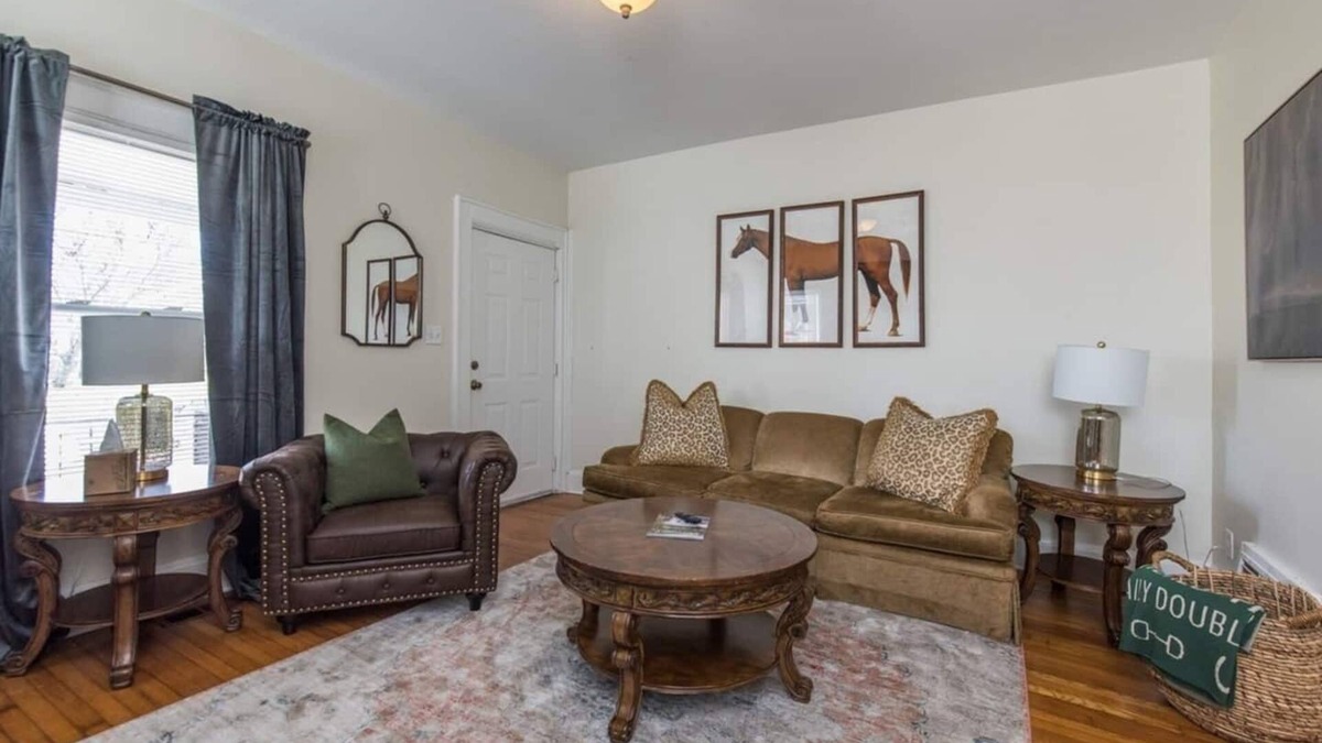 Lexington House | This bungalow is a 2 bedroom(s), 1 bathrooms, located in Lexington, KY.