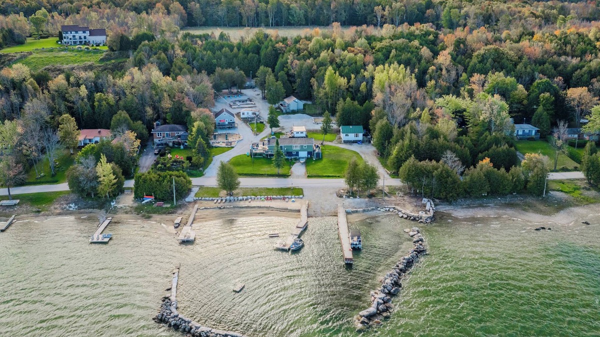 Wiarton Cabin | This cabin is a 2 bedroom(s), 1 bathrooms, located in Wiarton, Ontario.