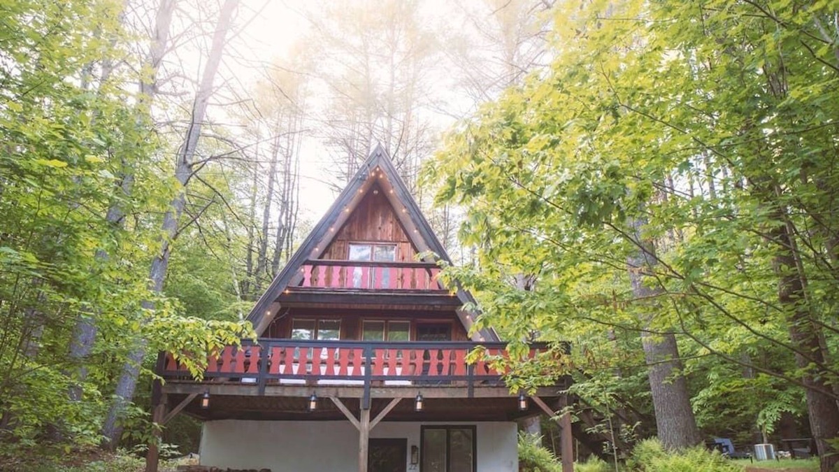 East Jamaica Cabin | This cabin is a 2 bedroom(s), 1.5 bathrooms, located in Jamaica, VT.
