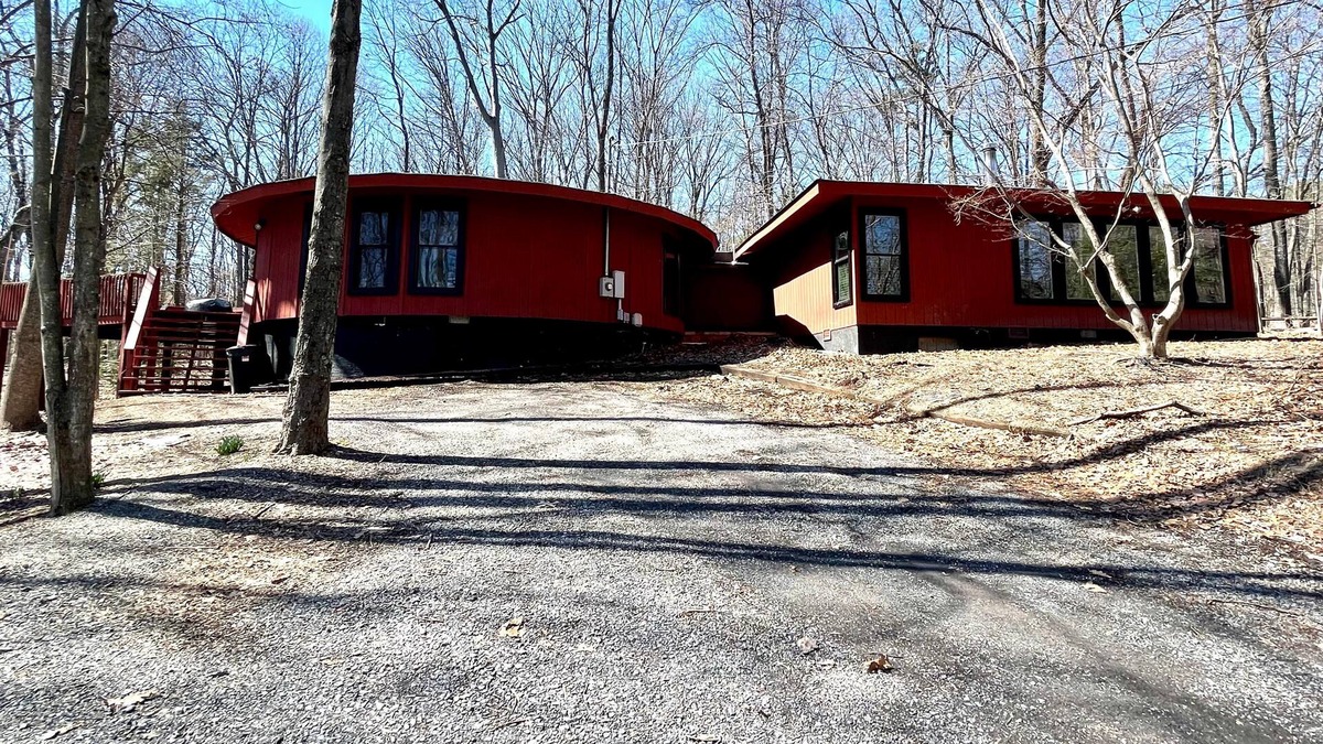 The Woods Cabin | This cabin is a 3 bedroom(s), 2 bathrooms, located in Hedgesville , WV.