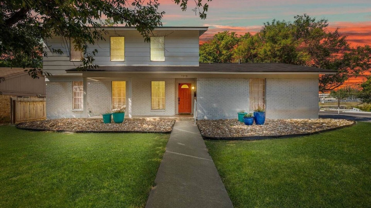 North Austin Civic Association House | This centrally located 4BR 2.5Bath home is complemented by vintage touches and amenities