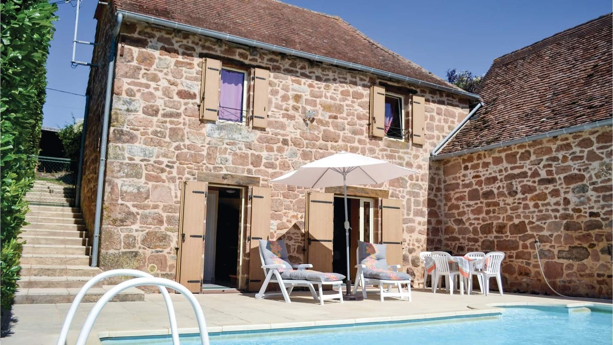 Teillots House | This charming cottage, once a barn, benefits from a quiet and rural location next to an old farmhous