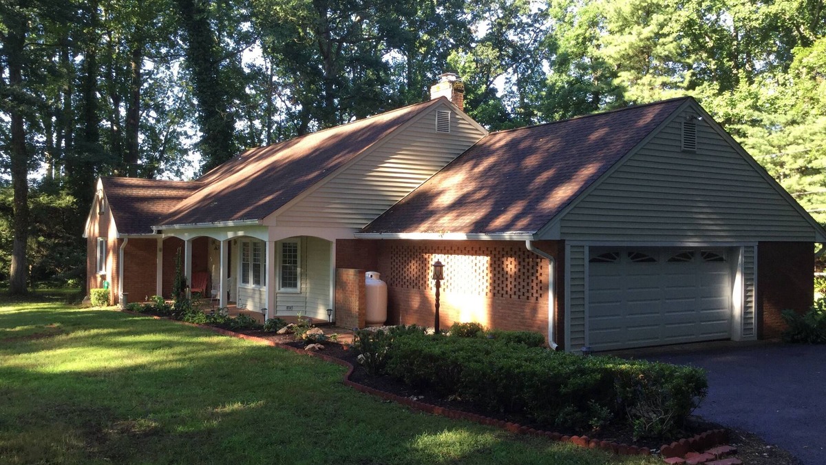 Warrenton House | This charming and spacious home on 1.5 acres.SLEEPS 16 and 35 NEARBY COTTAGE