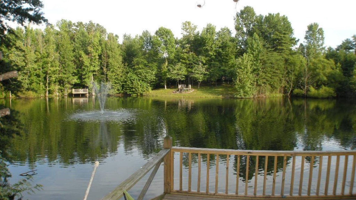 Monticello Cottage | This charming cozy cottage has a private hot tub, deck for fishing.