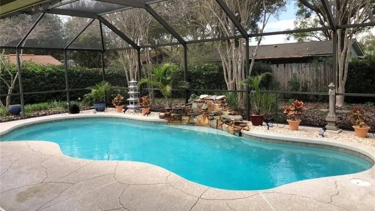 Longwood House | This Charming House with an outdoor pool, 3 bedrooms, 2 full baths.