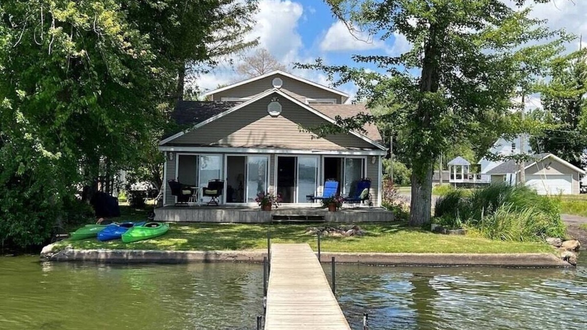 Niobe Cottage | This charming lake cottage located in a peaceful, safe community right on the lake!