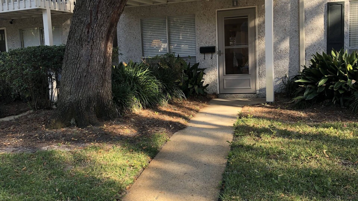 Demere Park Condo | This condo is a stroll to the pier and 10 restaurants and 1.2 miles to beach!
