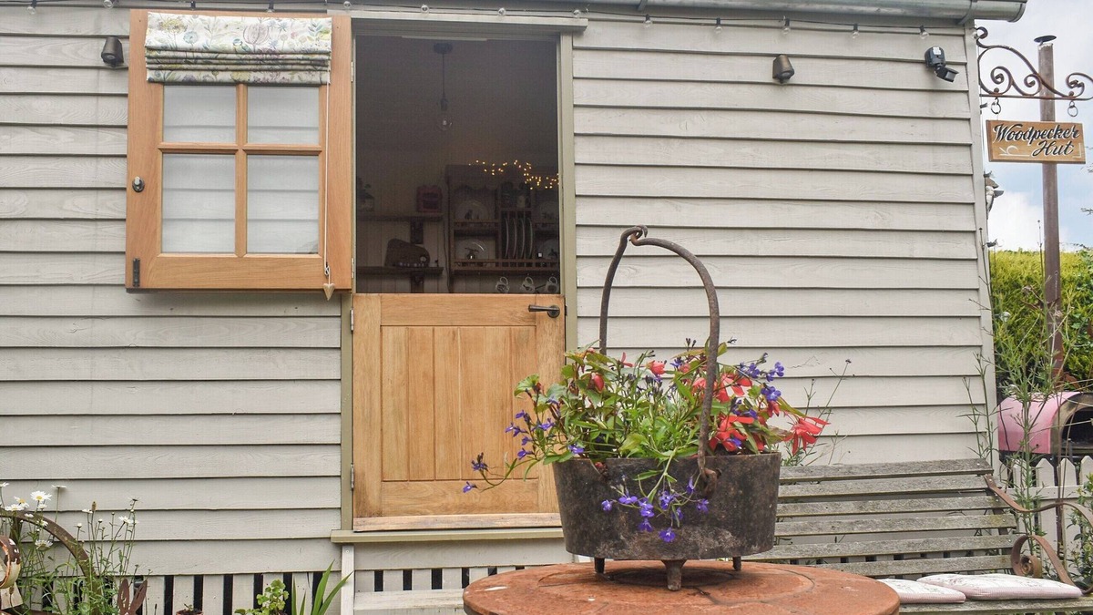 Dursley Cottage | This cosy and quiet Shepherd’s Hut is a great way to unwind.