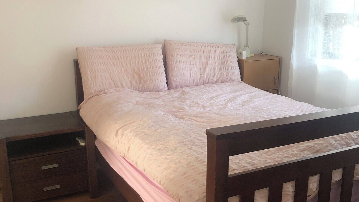 Rosebud Apartment | This cosy unit offers a prime location — walking distance tothe beach and shops