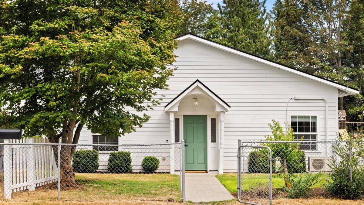 Marysville Cottage | This cottage offers a spacious layout ideal for relaxing or working remotely.