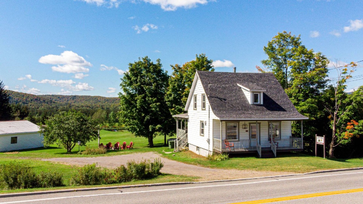 Saint-Leonard-de-Portneuf Ski Chalet | This country house is built on two floors with 4 bedrooms.