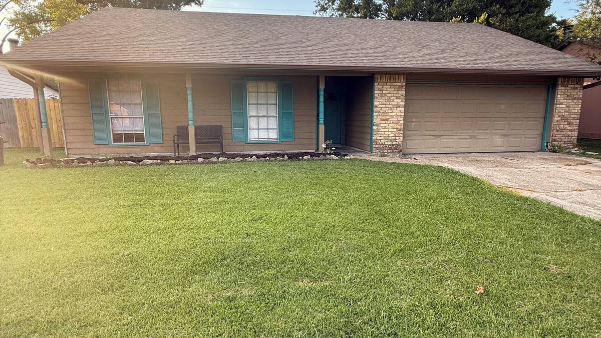 South Baton Rouge House | This cozy home is a beautiful 3 bedroom, 2 full bathroom as with a 2-car garage