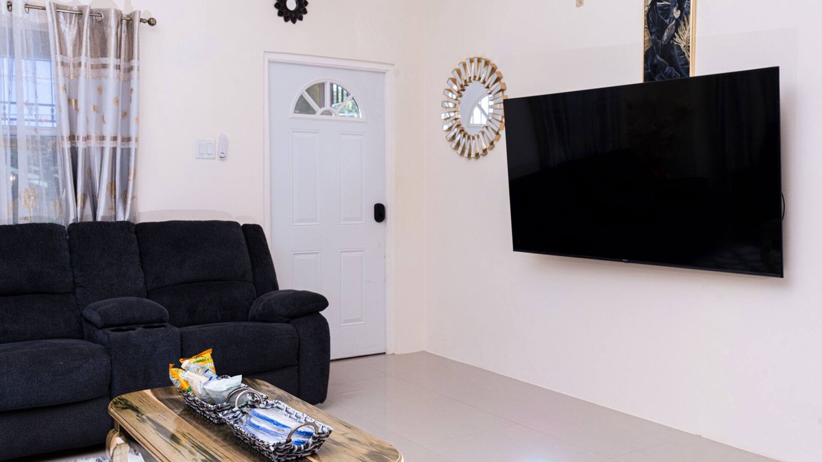Falmouth House | This cozy home is ten minutes from the turquois waters of the Caribbean sea.