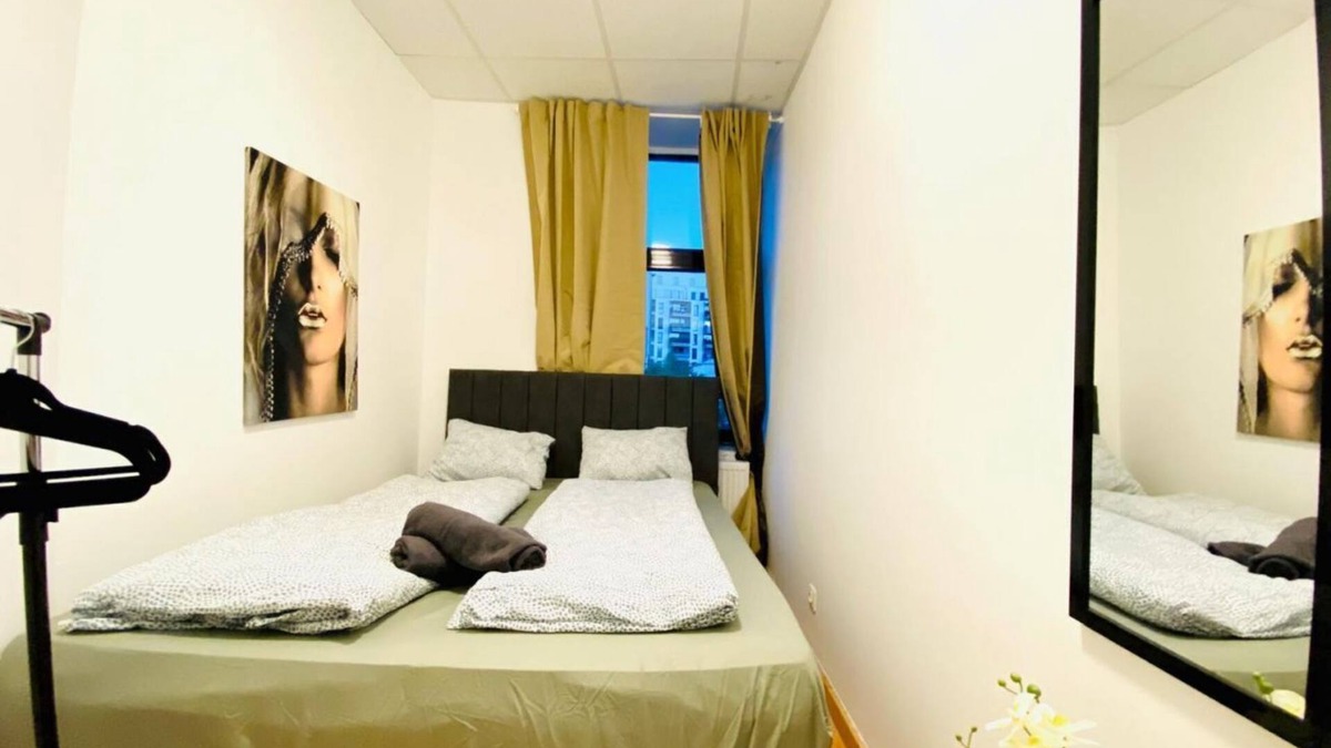 Liesing Apartment | This cozy room in a shared apartment is designed for comfort and practicality, m