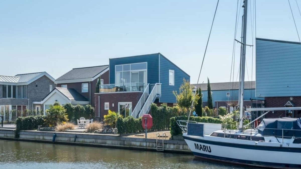 Oude-Tonge House | This detached island house has the living room on the first floor with spacious roof terrace and sta