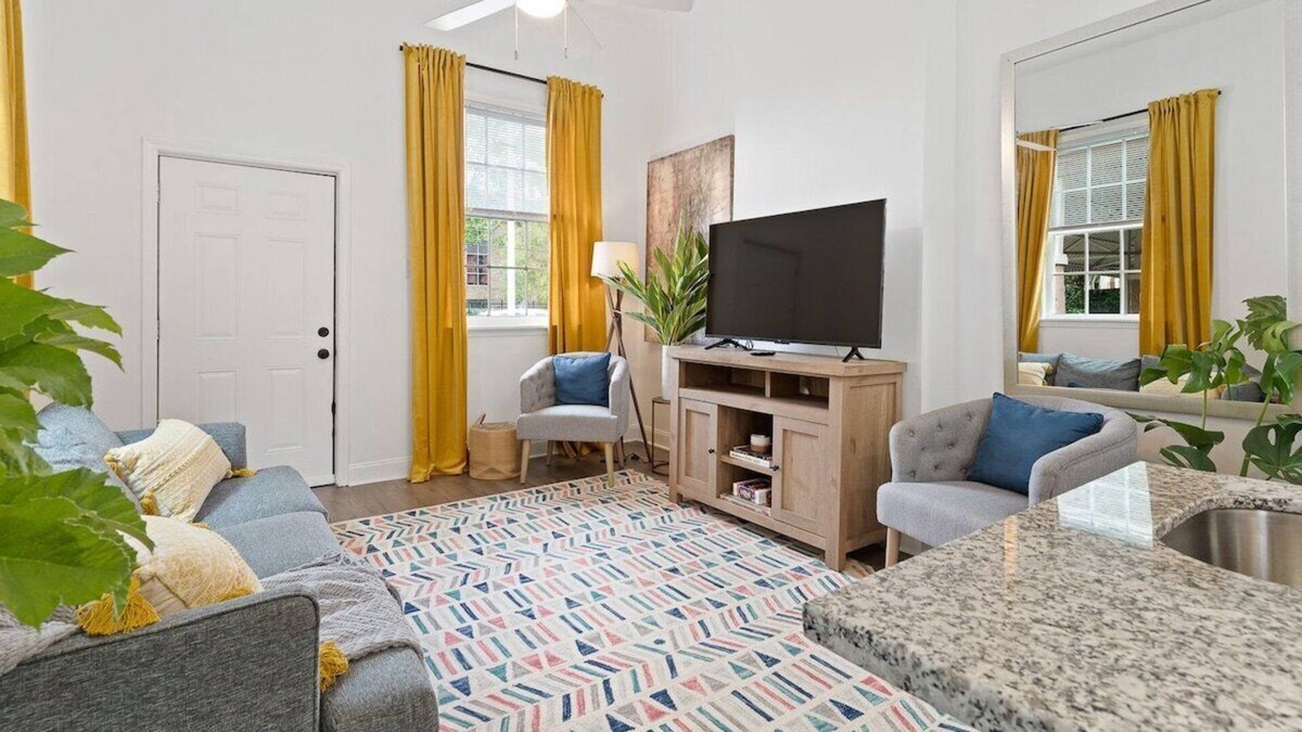 Saint Thomas Development Apartment | This duplex is a 3 bedroom(s), 2 bathrooms, located in New Orleans, LA.
