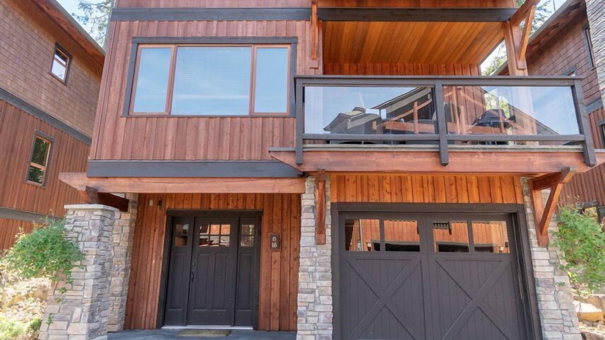 Blind Bay House | This exceptionally designed lodge offers comfort and luxurious living.
