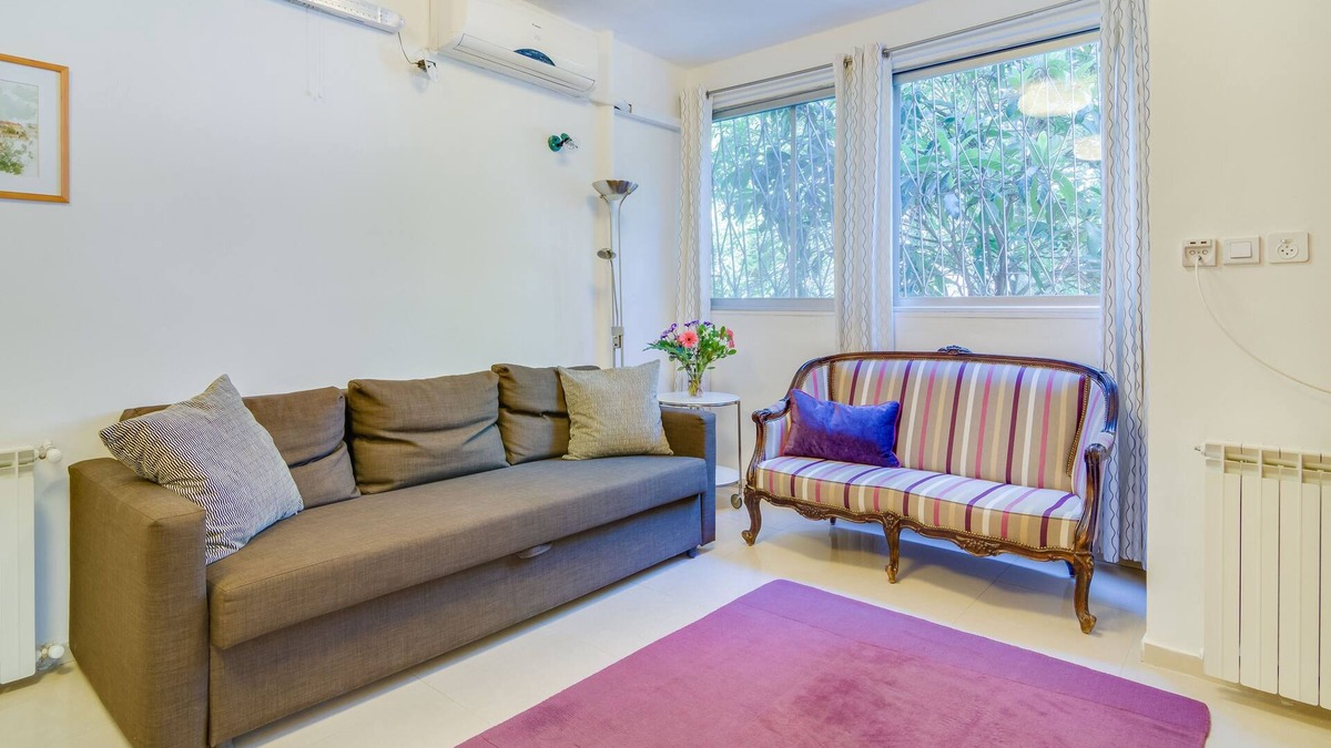 Emek Refaim Apartment | This first floor one bedroom apartment is a quiet retreat for busy tourists