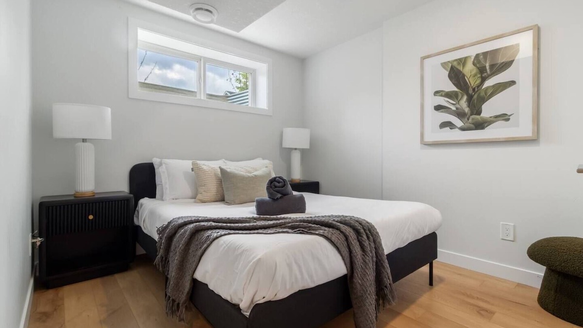Southwest Edmonton Apartment | This guest suite is a 1 bedroom(s), 1 bathrooms, located in Edmonton, AB.