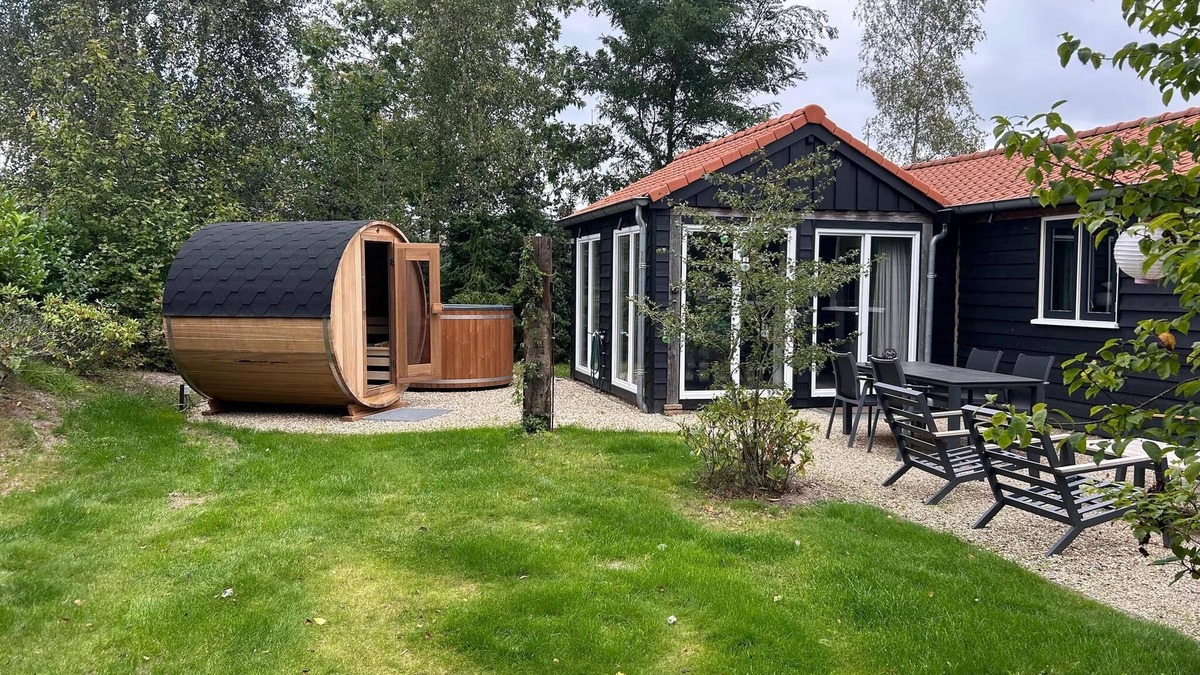 Kotten House | This holiday home with private sauna and hot tub features a cosy living room with open kitchen, one bedroom and a spacious green outdoor area.