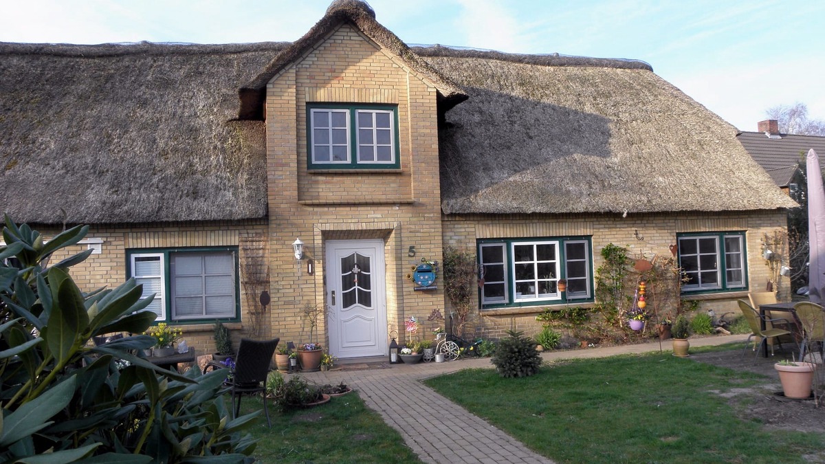 Ostenfeld Apartment | This holiday village pond in Reetdachhaus Ostenfeld/Husum
